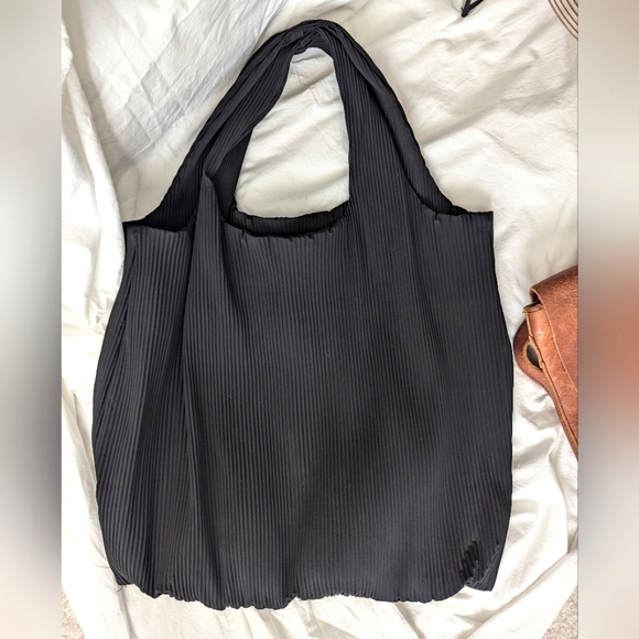 COS Oversized Pleated Shoulder Bag - Picture 4 of 6